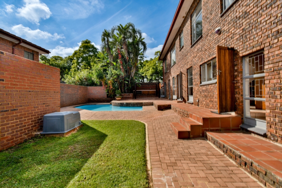 5 Bedroom Property for Sale in Nieuw Muckleneuk Gauteng