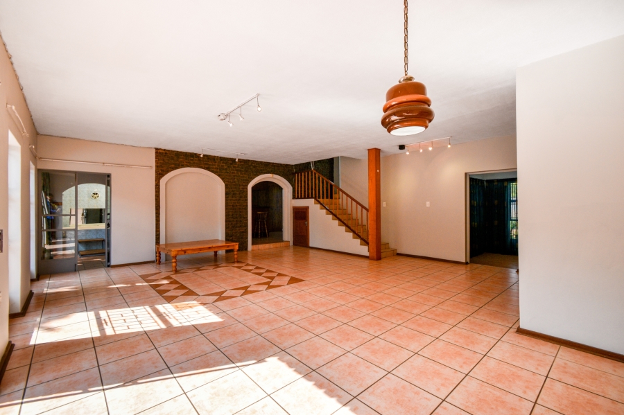 5 Bedroom Property for Sale in Nieuw Muckleneuk Gauteng