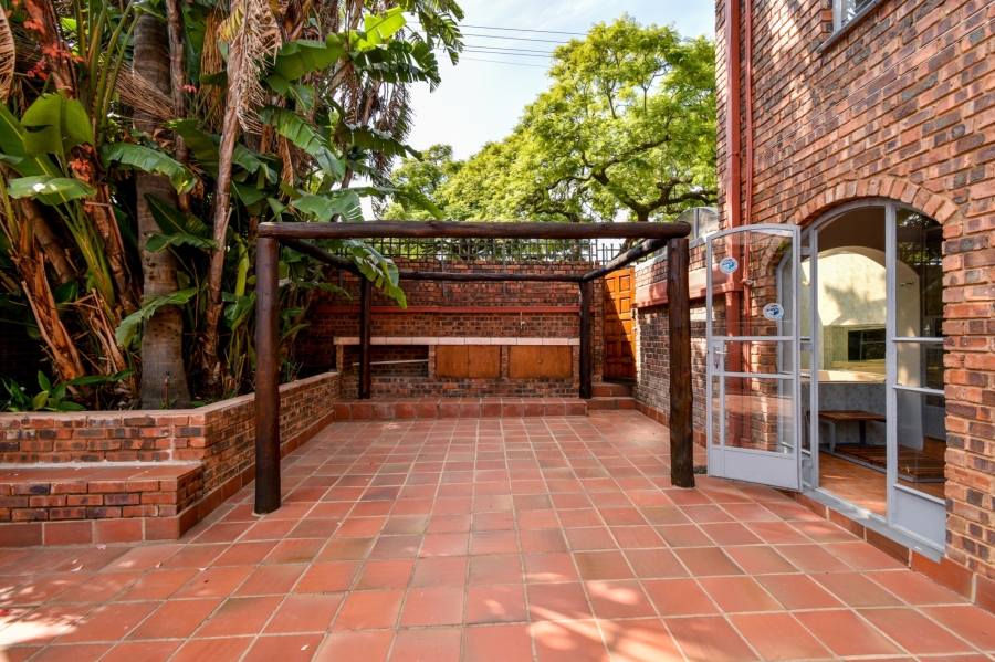 5 Bedroom Property for Sale in Nieuw Muckleneuk Gauteng