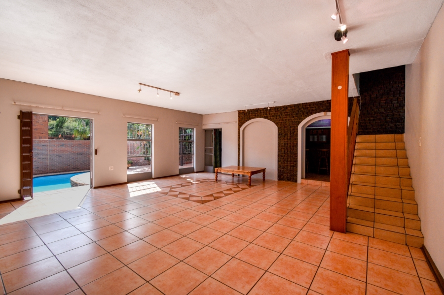 5 Bedroom Property for Sale in Nieuw Muckleneuk Gauteng