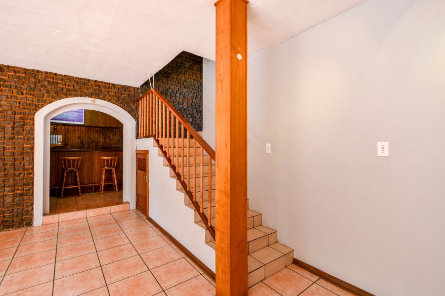 5 Bedroom Property for Sale in Nieuw Muckleneuk Gauteng