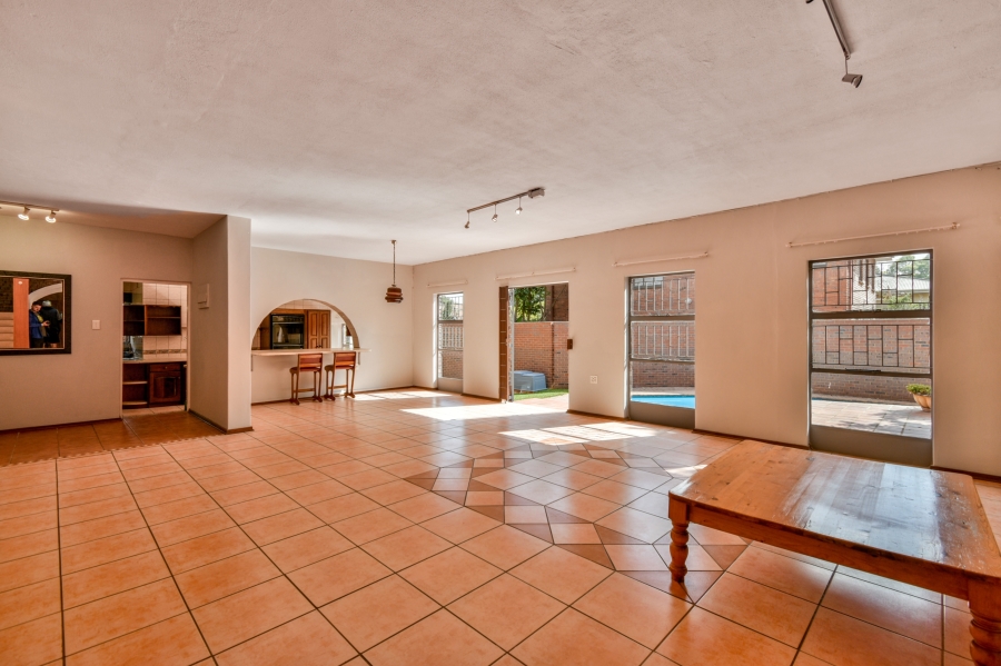 5 Bedroom Property for Sale in Nieuw Muckleneuk Gauteng