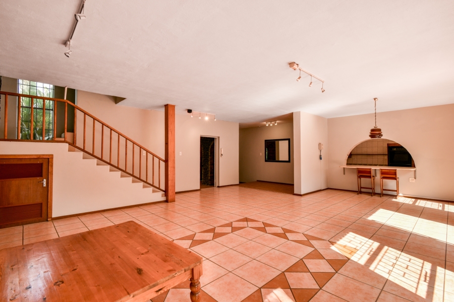 5 Bedroom Property for Sale in Nieuw Muckleneuk Gauteng