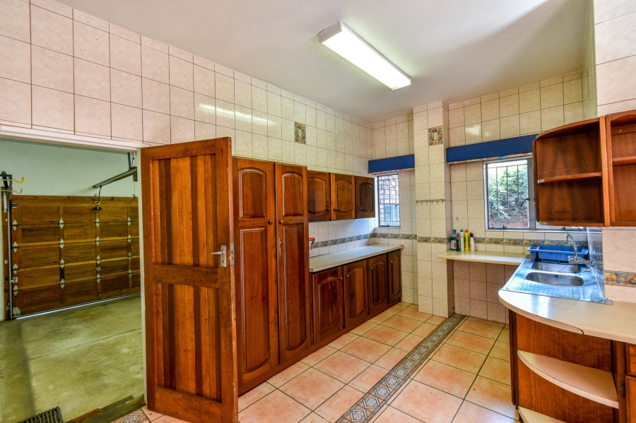 5 Bedroom Property for Sale in Nieuw Muckleneuk Gauteng