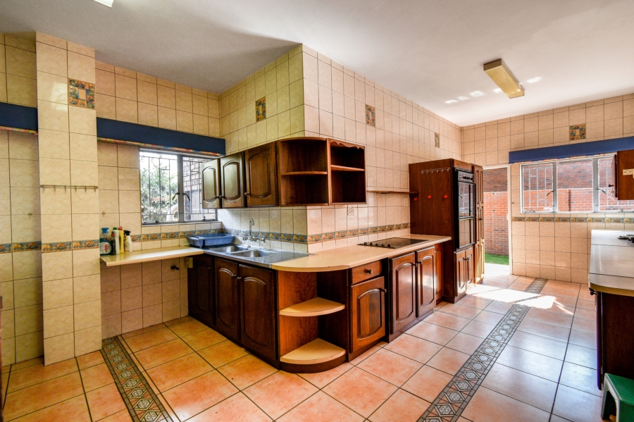 5 Bedroom Property for Sale in Nieuw Muckleneuk Gauteng