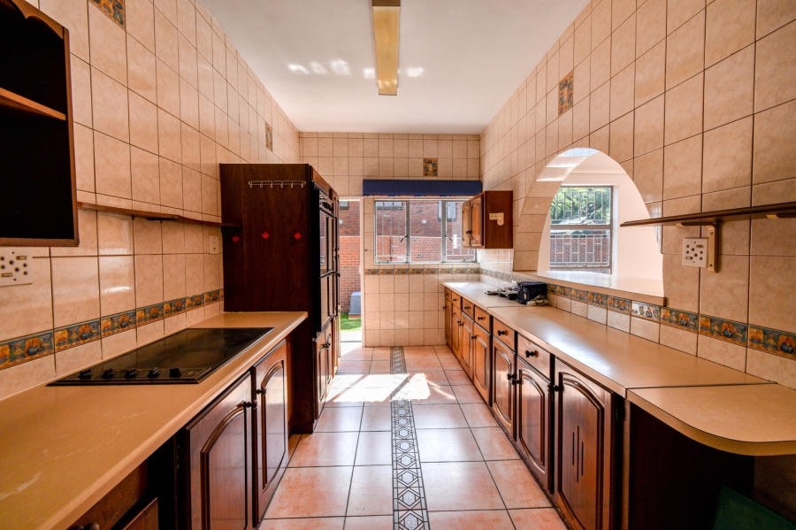 5 Bedroom Property for Sale in Nieuw Muckleneuk Gauteng