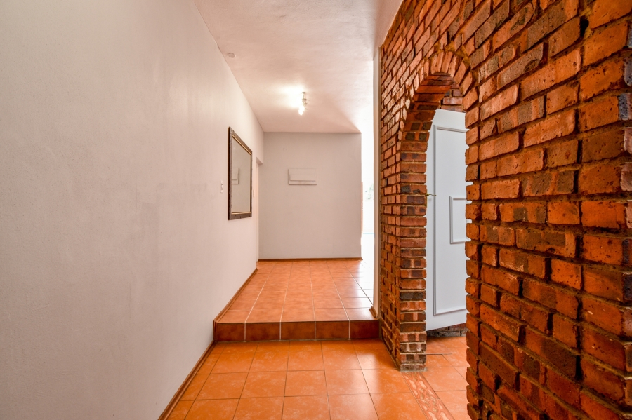 5 Bedroom Property for Sale in Nieuw Muckleneuk Gauteng