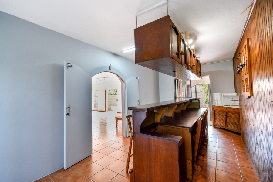 5 Bedroom Property for Sale in Nieuw Muckleneuk Gauteng