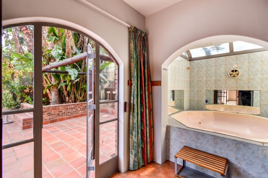 5 Bedroom Property for Sale in Nieuw Muckleneuk Gauteng