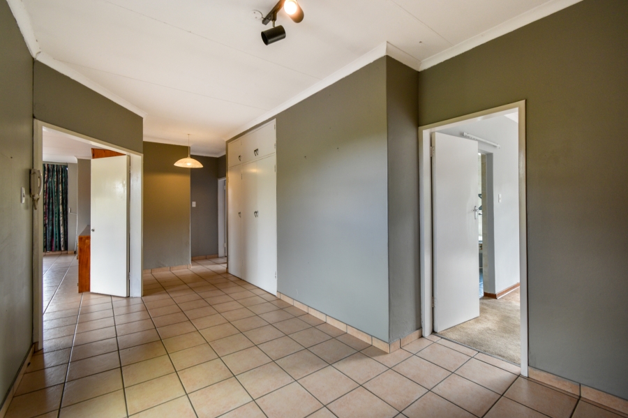 5 Bedroom Property for Sale in Nieuw Muckleneuk Gauteng