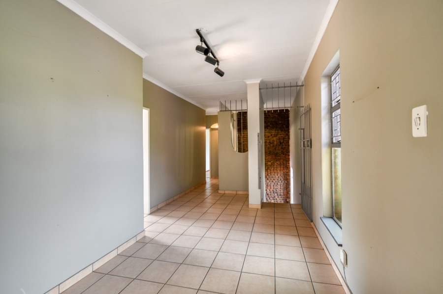 5 Bedroom Property for Sale in Nieuw Muckleneuk Gauteng