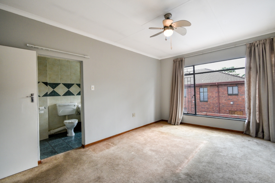 5 Bedroom Property for Sale in Nieuw Muckleneuk Gauteng