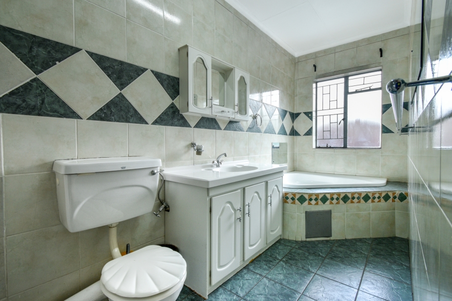 5 Bedroom Property for Sale in Nieuw Muckleneuk Gauteng