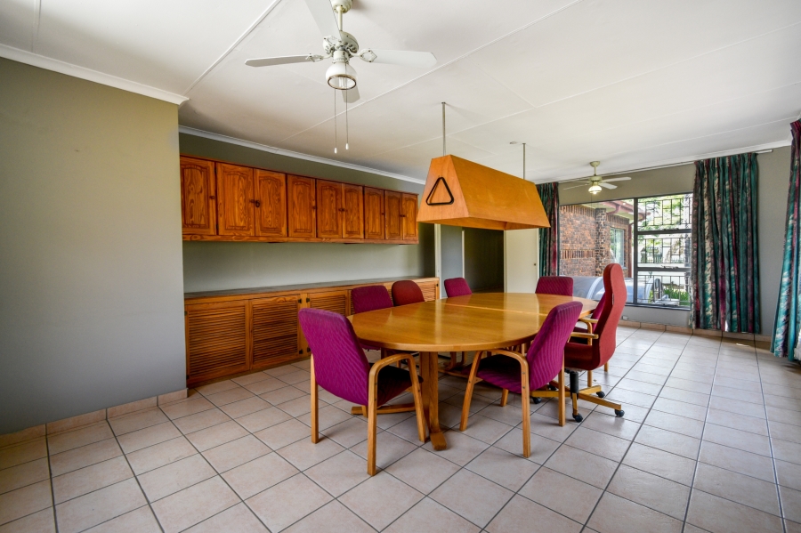 5 Bedroom Property for Sale in Nieuw Muckleneuk Gauteng