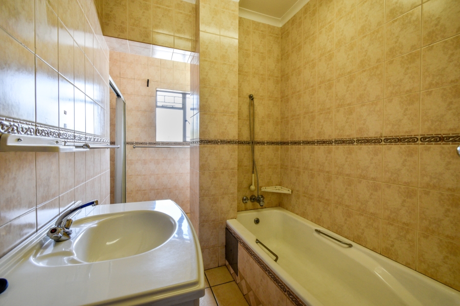 5 Bedroom Property for Sale in Nieuw Muckleneuk Gauteng