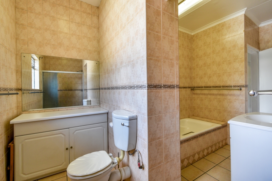 5 Bedroom Property for Sale in Nieuw Muckleneuk Gauteng