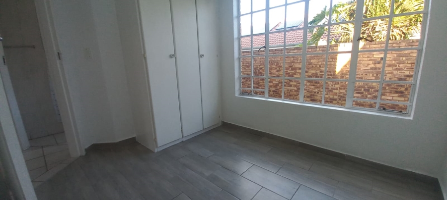 To Let 2 Bedroom Property for Rent in Farrarmere Gauteng