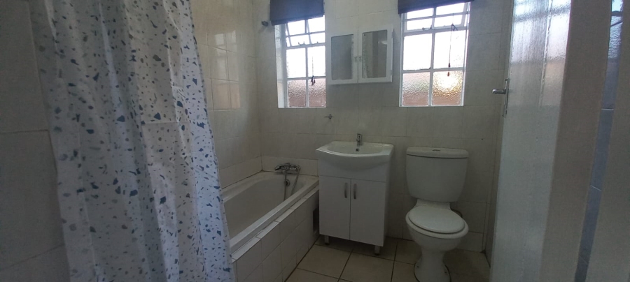 To Let 2 Bedroom Property for Rent in Farrarmere Gauteng