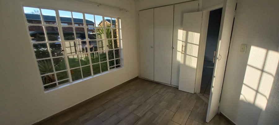 To Let 2 Bedroom Property for Rent in Farrarmere Gauteng