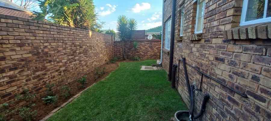 To Let 2 Bedroom Property for Rent in Farrarmere Gauteng