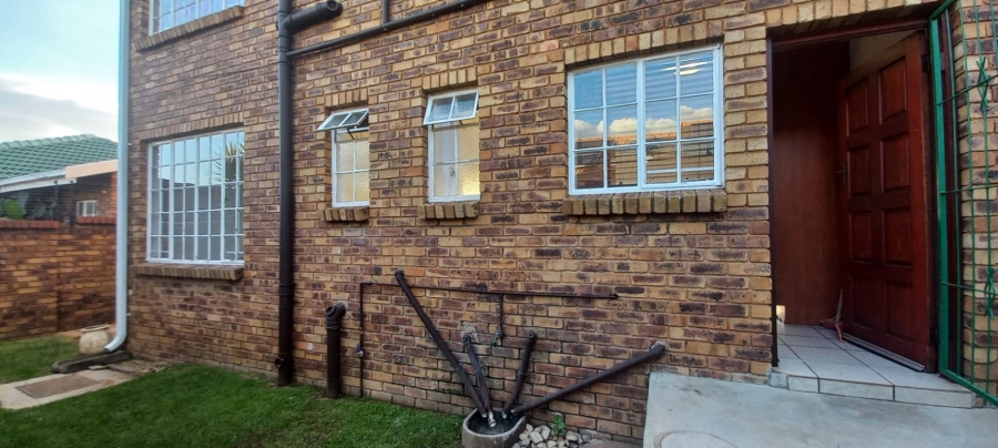 To Let 2 Bedroom Property for Rent in Farrarmere Gauteng