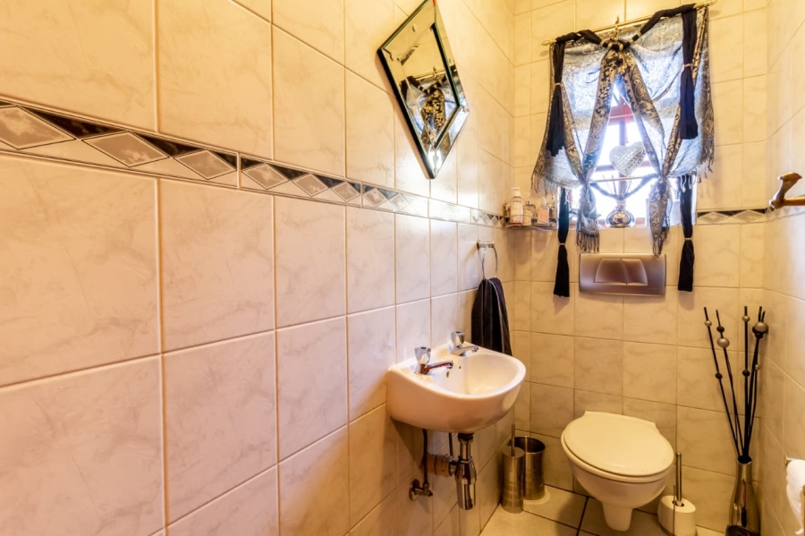 6 Bedroom Property for Sale in Ninapark Gauteng