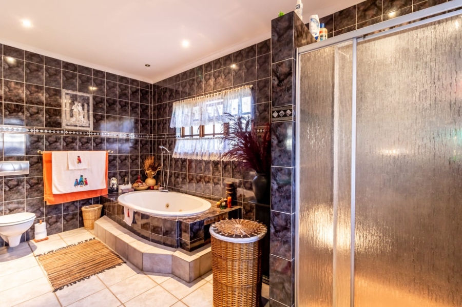 6 Bedroom Property for Sale in Ninapark Gauteng