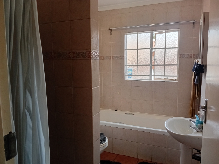 To Let 2 Bedroom Property for Rent in Faerie Glen Gauteng