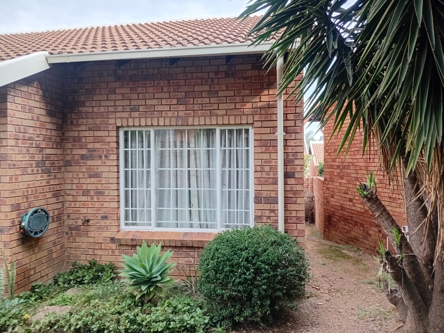To Let 2 Bedroom Property for Rent in Faerie Glen Gauteng