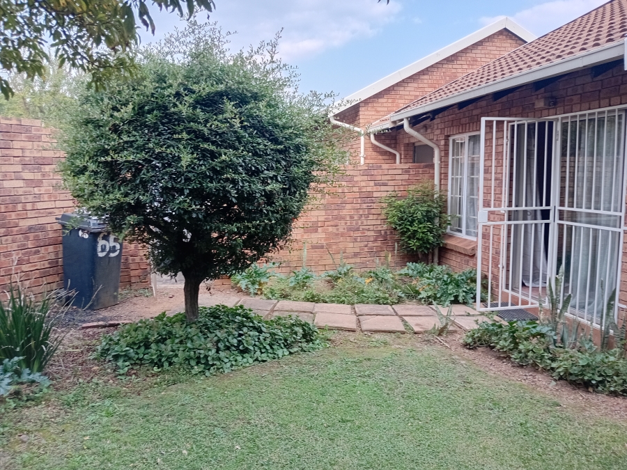 To Let 2 Bedroom Property for Rent in Faerie Glen Gauteng