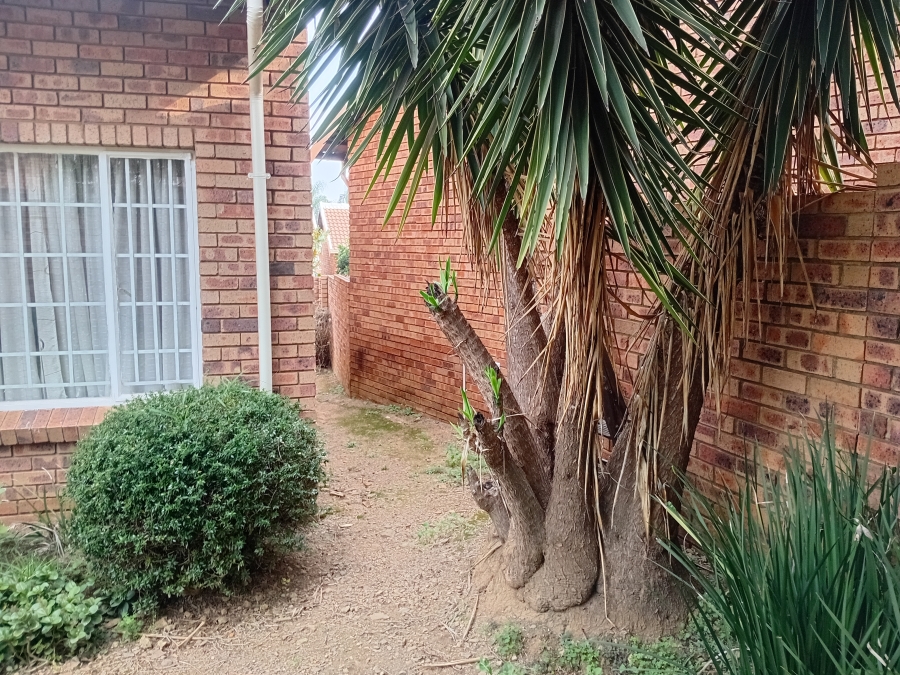 To Let 2 Bedroom Property for Rent in Faerie Glen Gauteng