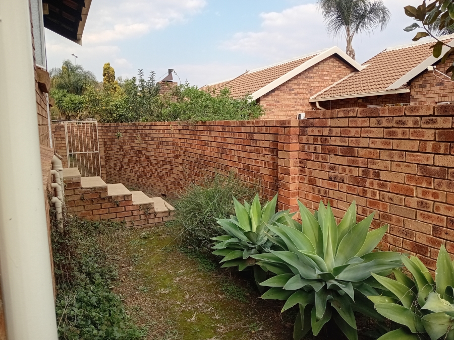 To Let 2 Bedroom Property for Rent in Faerie Glen Gauteng