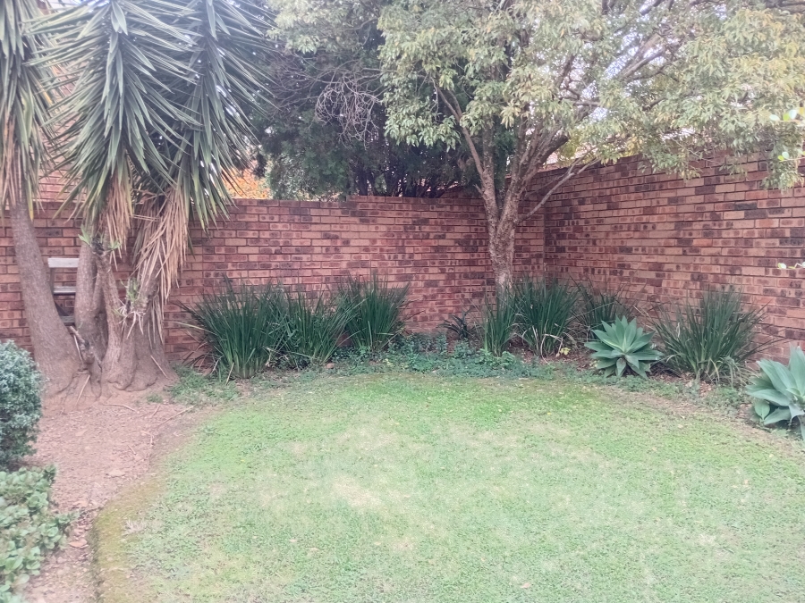 To Let 2 Bedroom Property for Rent in Faerie Glen Gauteng