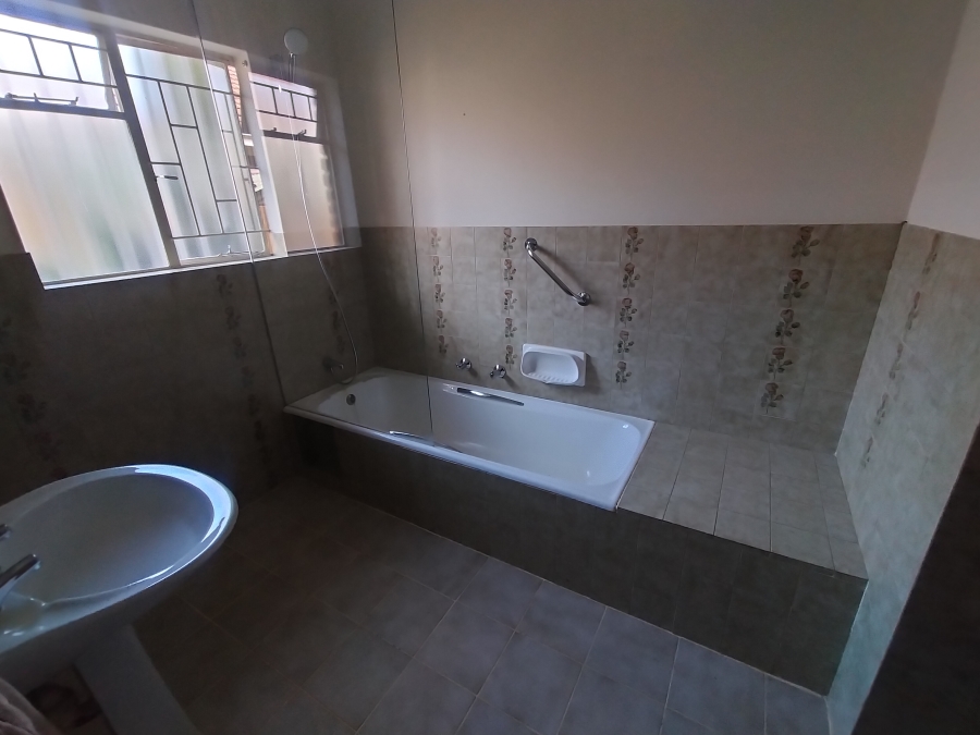 5 Bedroom Property for Sale in Florauna Gauteng
