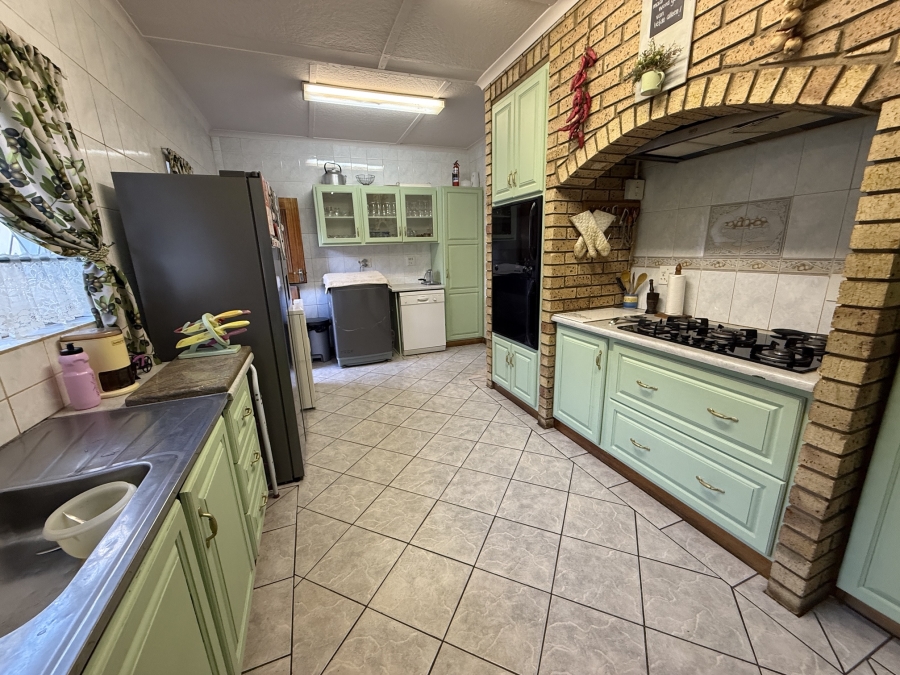 6 Bedroom Property for Sale in Lyttelton Manor Gauteng