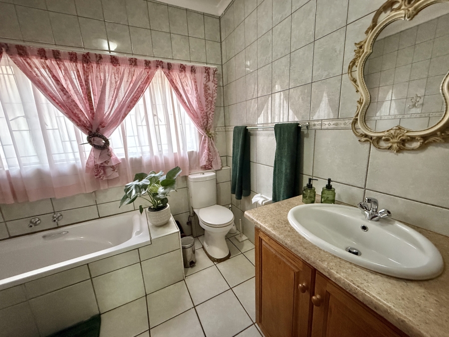 6 Bedroom Property for Sale in Lyttelton Manor Gauteng