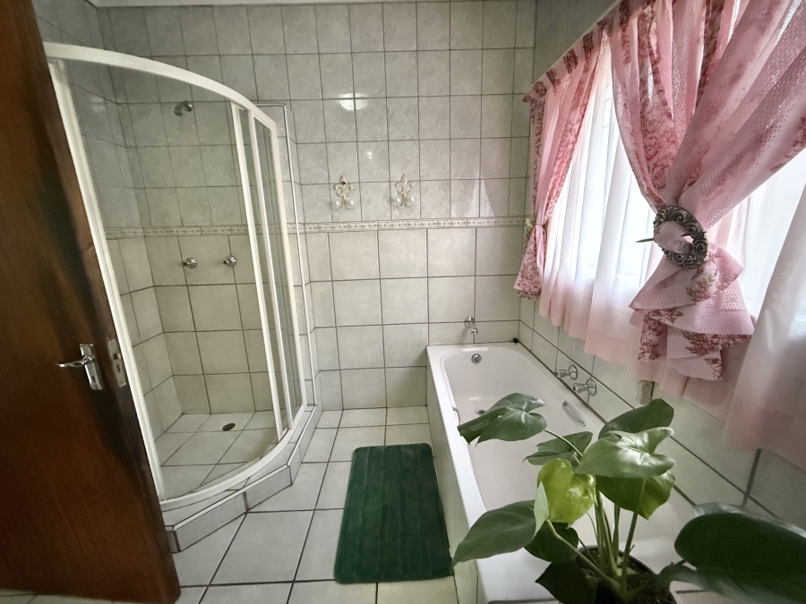 6 Bedroom Property for Sale in Lyttelton Manor Gauteng
