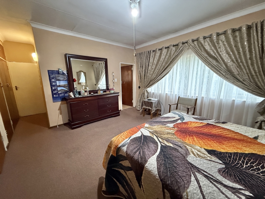 6 Bedroom Property for Sale in Lyttelton Manor Gauteng