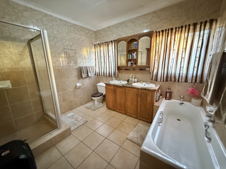 6 Bedroom Property for Sale in Lyttelton Manor Gauteng