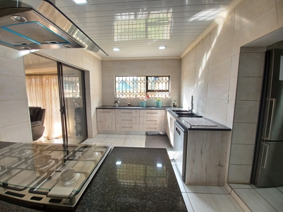 4 Bedroom Property for Sale in Mullerstuine Gauteng