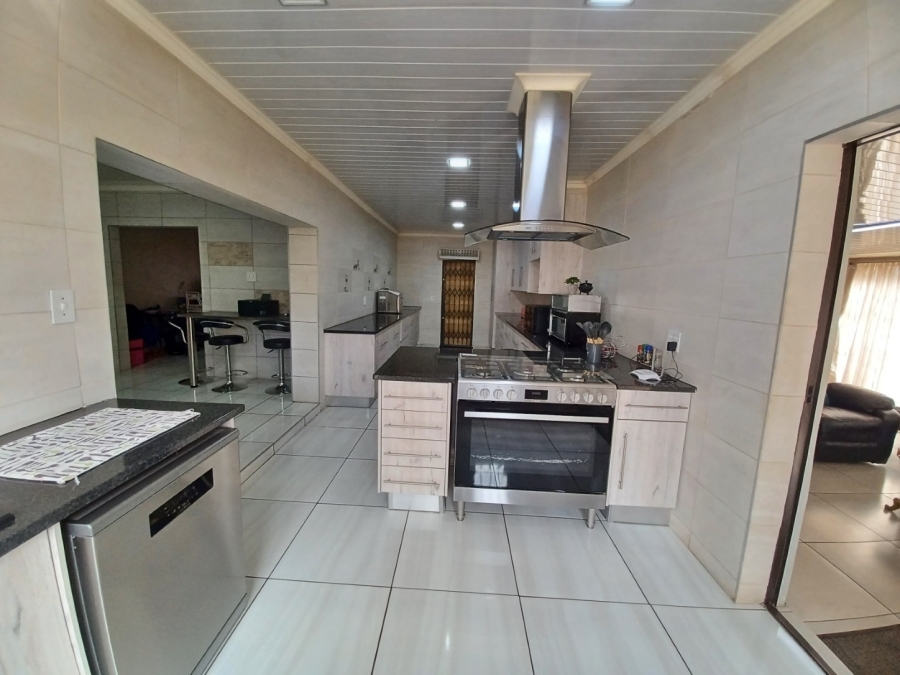 4 Bedroom Property for Sale in Mullerstuine Gauteng