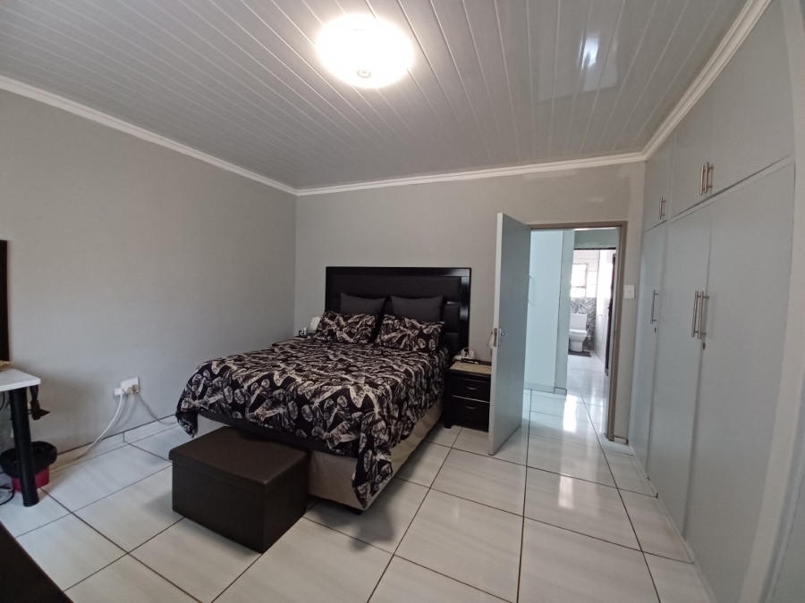 4 Bedroom Property for Sale in Mullerstuine Gauteng