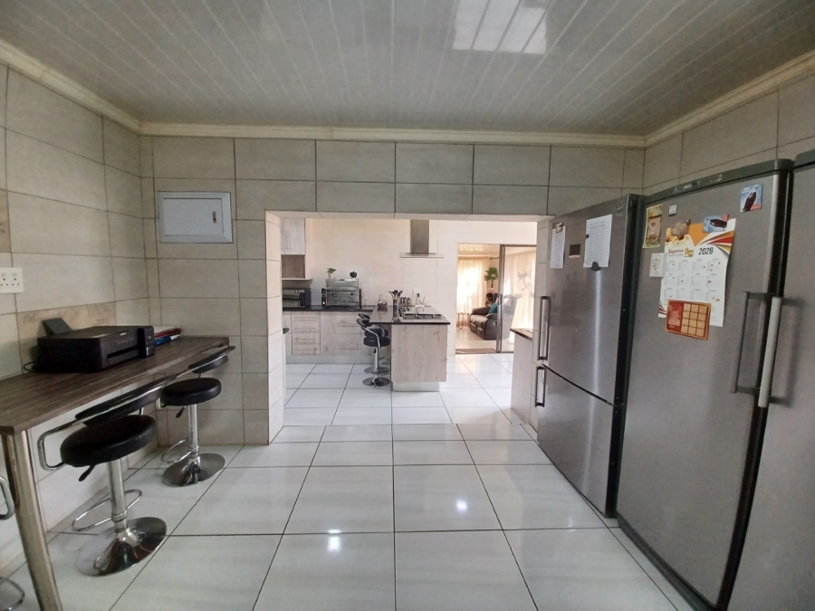 4 Bedroom Property for Sale in Mullerstuine Gauteng