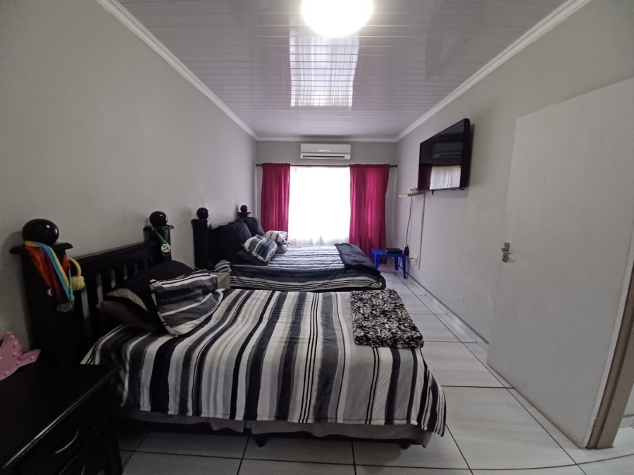 4 Bedroom Property for Sale in Mullerstuine Gauteng