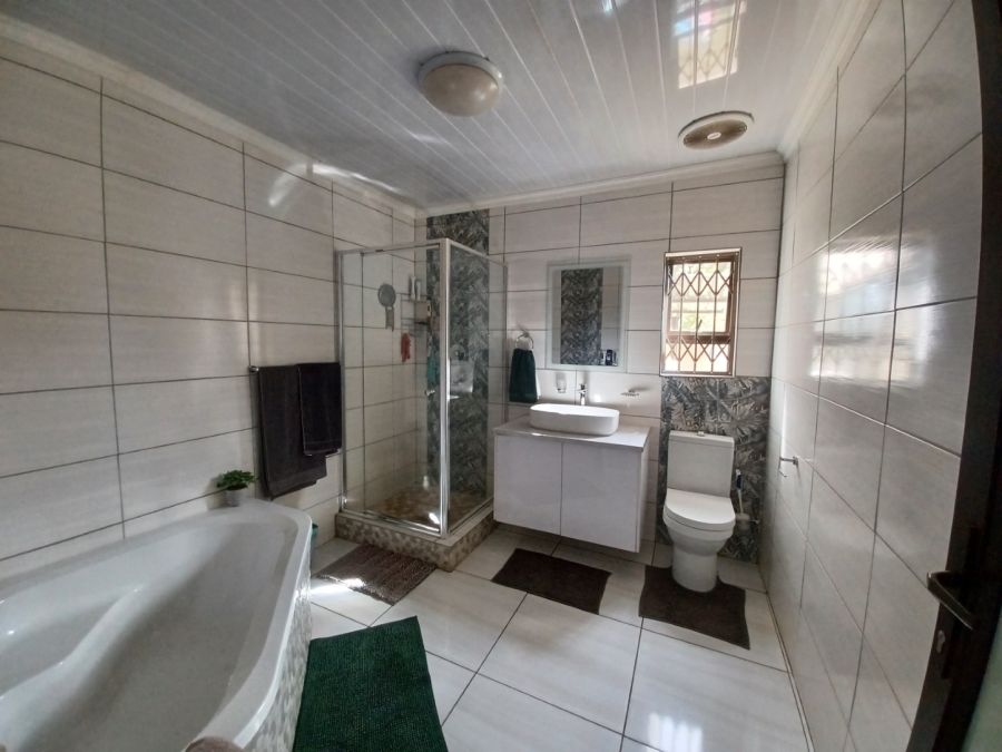 4 Bedroom Property for Sale in Mullerstuine Gauteng
