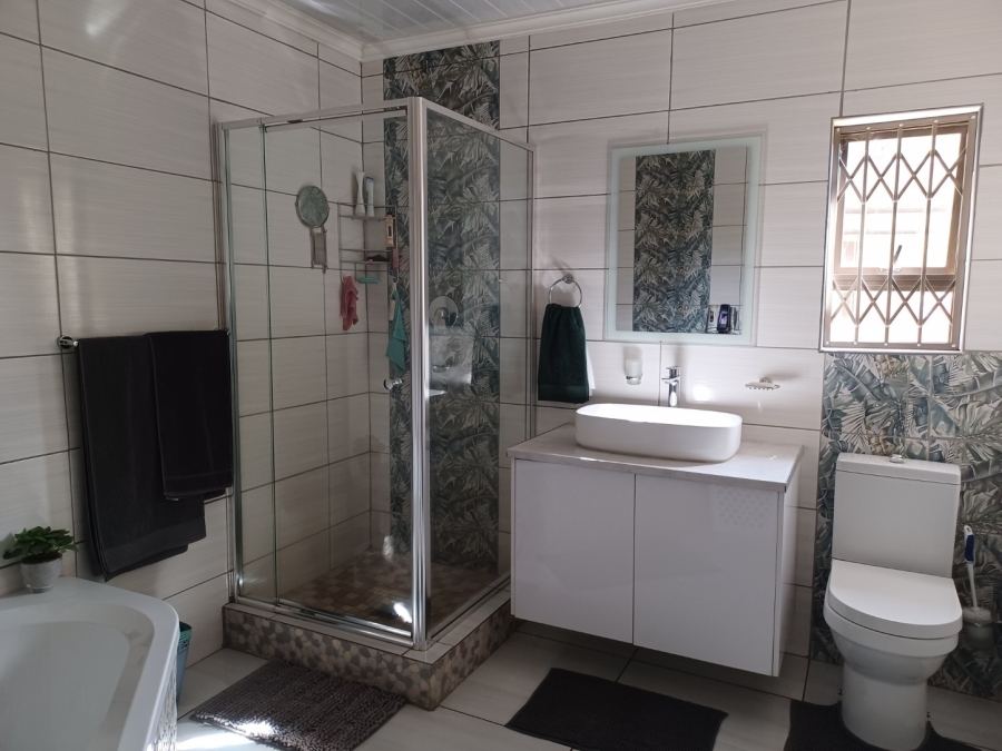 4 Bedroom Property for Sale in Mullerstuine Gauteng