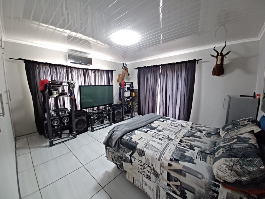 4 Bedroom Property for Sale in Mullerstuine Gauteng