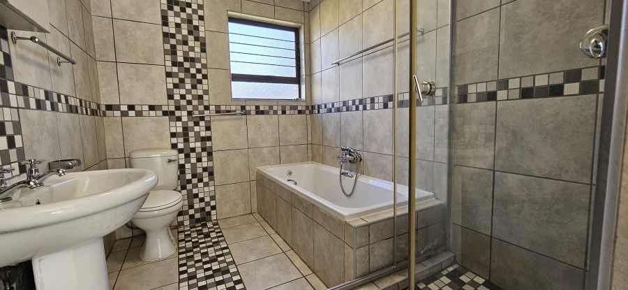 5 Bedroom Property for Sale in Three Rivers Gauteng