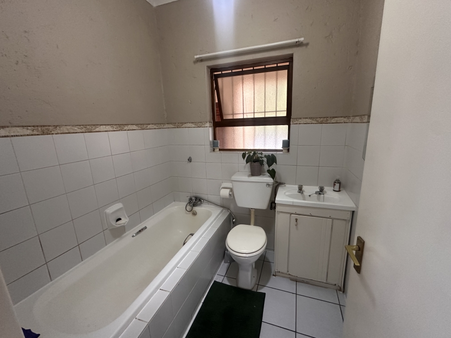 To Let 2 Bedroom Property for Rent in Constantia Kloof Gauteng
