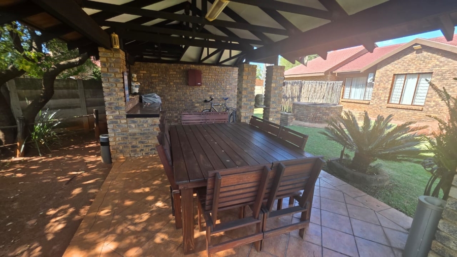 6 Bedroom Property for Sale in Doornpoort Gauteng